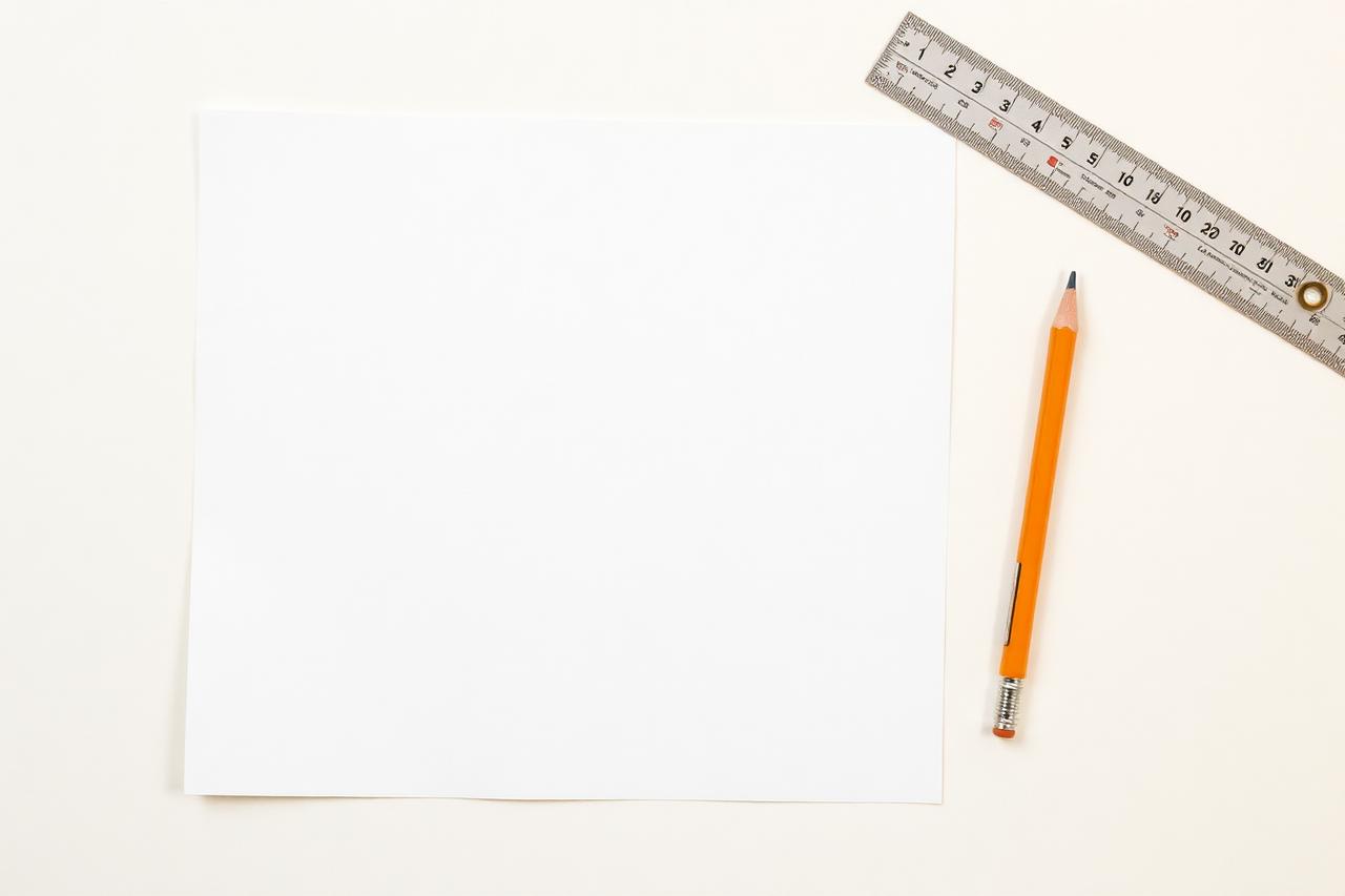 Weißes Blatt Papier mit Lineal und Bleistift als Sinnbild für Briefmaße